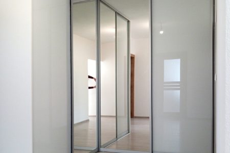 rohová skriňa - zrkadlo - biely lacobel - biele sklo na dverách